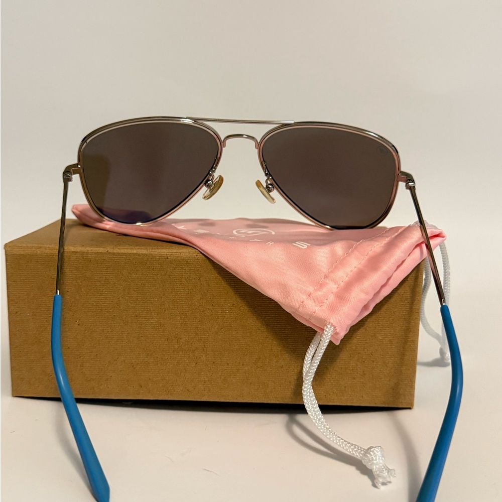 Stylish Silver Aviator Sunglasses - Picture 2 of 4